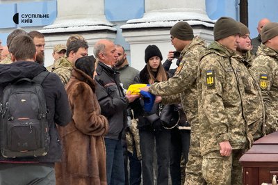"Честь — це про нього": у Києві попрощалися із загиблим на війні Володимиром Кучеренком "Честь — це про нього": у Києві попрощалися із загиблим на війні Володимиром Кучеренком
