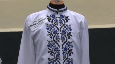 Сорочка Альберта Шнайдера, яку йому мати вишила на випускний у 2017 році Сорочка Альберта Шнайдера, яку йому мати вишила на випускний у 2017 році