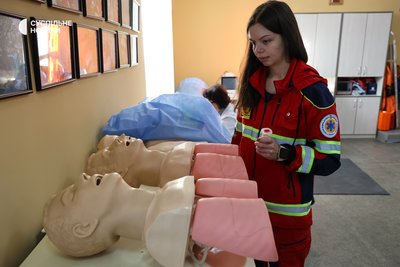 Фельдшерка Олена Максименко в Центрі екстреної меддопомоги у Херсоні 19 листопада 2024 року Фельдшерка Олена Максименко в Центрі екстреної меддопомоги у Херсоні 19 листопада 2024 року