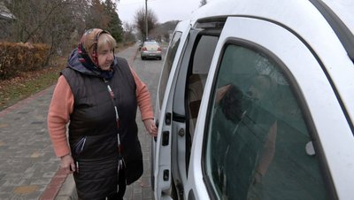 "Син купив машину. Його забрали на війну": історія волинянки, яка у 67 років стала водійкою "Син купив машину. Його забрали на війну": історія волинянки, яка у 67 років стала водійкою