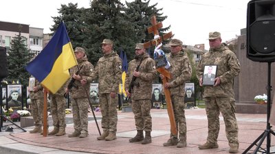 З військовими Віталієм Янковським та Дмитром Курашиком попрощалися у Рівному З військовими Віталієм Янковським та Дмитром Курашиком попрощалися у Рівному