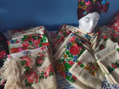 Хустки з музею використовують під час виступів місцевого фольклорного колективу Хустки з музею використовують під час виступів місцевого фольклорного колективу