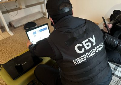 "В усьому винні США": "політексперту" з Києва оголосили підозру за поширення фейків про війну "В усьому винні США": "політексперту" з Києва оголосили підозру за поширення фейків про війну