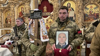 У Полтаві попрощалися із двома військовими, які загинули на війні з РФ У Полтаві попрощалися із двома військовими, які загинули на війні з РФ