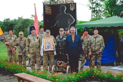 На Житомирщині відкрили пам'ятний знак на честь земляка — Леоніда Стадника — найвищої людини світу 2007 року На Житомирщині відкрили пам'ятний знак на честь земляка — Леоніда Стадника — найвищої людини світу 2007 року