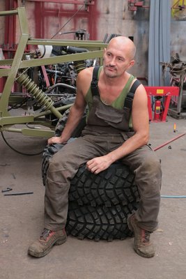 "Ми ночуємо в цеху, щоб більше встигнути". Буковинець майструє баггі для ЗСУ "Ми ночуємо в цеху, щоб більше встигнути". Буковинець майструє баггі для ЗСУ
