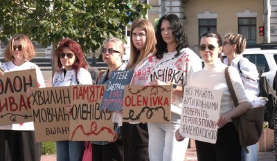 Другий рік поспіль згадали захисників і захисниць України, учасників добровольчих формувань і цивільних, які загинули, були страчені або закатовані в полоні Другий рік поспіль згадали захисників і захисниць України, учасників добровольчих формувань і цивільних, які загинули, були страчені або закатовані в полоні