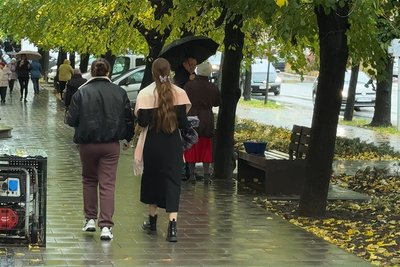Чернівчани на одній з вулиць міста під час дощу Чернівчани на одній з вулиць міста під час дощу
