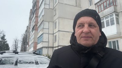 Дев'ятирічний Дамір Тимощук з Бердичева сам прибирає сніг біля свого будинку Дев'ятирічний Дамір Тимощук з Бердичева сам прибирає сніг біля свого будинку