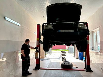 "Воскрешають з мертвих". 10 автомайстрів з Прикарпаття полагодили понад 200 автомобілів з передової "Воскрешають з мертвих". 10 автомайстрів з Прикарпаття полагодили понад 200 автомобілів з передової