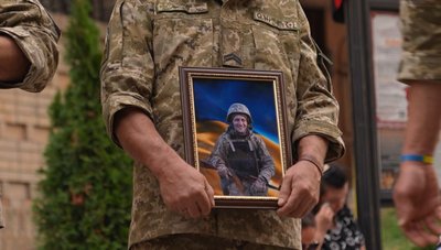 "Він дуже мало прожив": у Черкасах попрощалися із загиблим захисником Олегом Богославцем