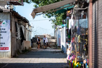 Заміновані пляжі, розбиті готелі, бродячі собаки: як живе курорт Коблеве