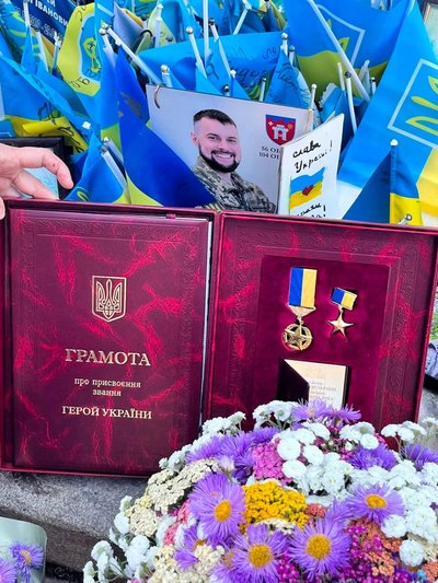 Орден "Золота Зірка" вручив президент родині Героя України Олександра Подвишенного з Рівного Орден "Золота Зірка" вручив президент родині Героя України Олександра Подвишенного з Рівного