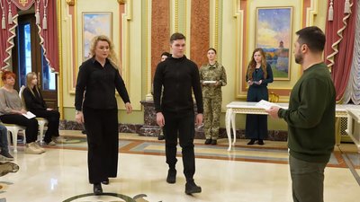 Зеленський вручив родині загиблого Героя України з Волині сертифікат на житло