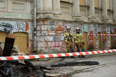 Рятувальники біля будівлі Харківського художнього музею, 11 липня 2026 року Рятувальники біля будівлі Харківського художнього музею, 11 липня 2026 року
