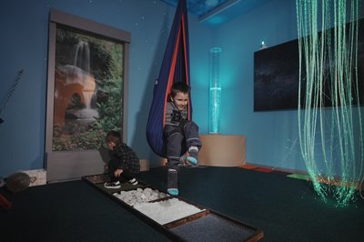 Хлопчики в сенсорній кімнаті інклюзивно-ресурсного центру в Салтівському районі Харкова, лютий 2026 року Хлопчики в сенсорній кімнаті інклюзивно-ресурсного центру в Салтівському районі Харкова, лютий 2026 року