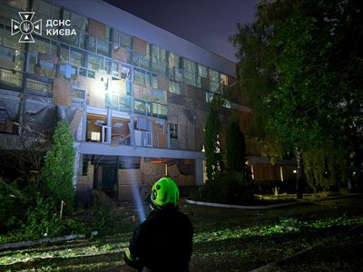 У Голосіївському районі столиці обстрілом РФ пошкоджено будівлю навчального закладу У Голосіївському районі столиці обстрілом РФ пошкоджено будівлю навчального закладу