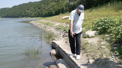 Григорій Боросюк показує, наскільки впав рівень води у Дністрі у Хотині Григорій Боросюк показує, наскільки впав рівень води у Дністрі у Хотині