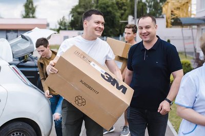 Народний депутат Євген Пивоваров роздає гуманітарну допомогу 4