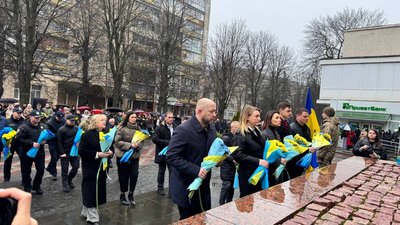 У Хмельницькому з нагоди Дня Гідності та Свободи відбулося покладання квітів У Хмельницькому з нагоди Дня Гідності та Свободи відбулося покладання квітів