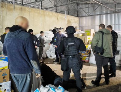 Правоохоронці під час обшуку складу з гуманітарною допомогою Правоохоронці під час обшуку складу з гуманітарною допомогою