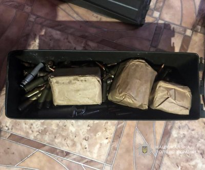 Поліція вилучила карабін, гранати і тротил у жителя Житомирщини Поліція вилучила карабін, гранати і тротил у жителя Житомирщини