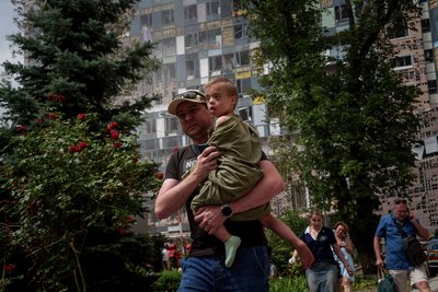 Чоловік виносить хлопчика, пацієнта дитячої лікарні "Охматдит", зі зруйнованого російськими ракетами відділення лікарні, Київ, 8 липня 2024 року Чоловік виносить хлопчика, пацієнта дитячої лікарні "Охматдит", зі зруйнованого російськими ракетами відділення лікарні, Київ, 8 липня 2024 року