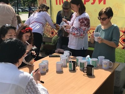 В День вишиванки у Житомирі жителі міста розписували горнятка для поранених військових В День вишиванки у Житомирі жителі міста розписували горнятка для поранених військових