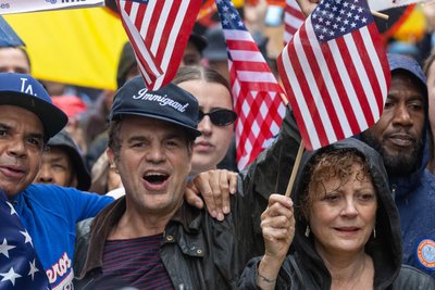 У США в день народження Трампа відбувся військовий парад. Він супроводжувався протестами по країні