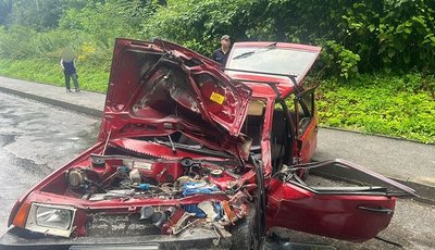 На Тернопільщині зіткнулися автомобілі: водійку з машини витягували рятувальники На Тернопільщині зіткнулися автомобілі: водійку з машини витягували рятувальники