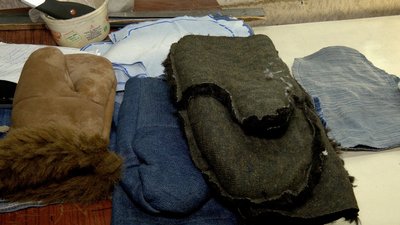 Мешканці Ямполя на Вінниччині пошили понад 3500 пар рукавиць для оборонців Мешканці Ямполя на Вінниччині пошили понад 3500 пар рукавиць для оборонців