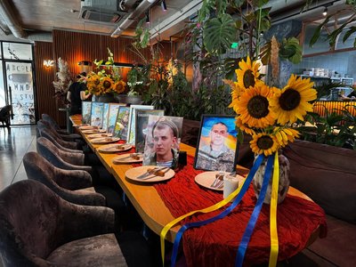 Стіл пам'яті: як родини згадують загиблих військових у Черкасах Стіл пам'яті: як родини згадують загиблих військових у Черкасах