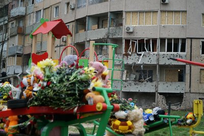 Ракетний удар по Кривому Рогу 4 квітня: що нині відбувається на місці атаки. Фоторепортаж