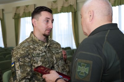 Троє прикордонників отримали державні та відомчі нагороди: що відомо Троє прикордонників отримали державні та відомчі нагороди: що відомо
