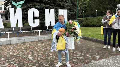 "Я молила Бога, щоб він був живий": на Вінниччині зустріли морпіха Богдана Горбатюка "Я молила Бога, щоб він був живий": на Вінниччині зустріли морпіха Богдана Горбатюка