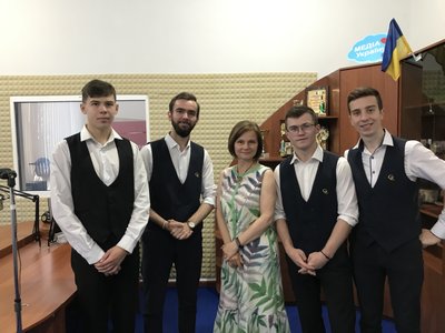 Колектив баяністів "Grand Classic" в студії Українського радіо Житомир. Ведуча Наталка Кулініч Колектив баяністів "Grand Classic" в студії Українського радіо Житомир. Ведуча Наталка Кулініч