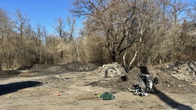 "Безхазяйне" сміття у Прирічковому парку: як реагують представники місцевої влади у Полтаві "Безхазяйне" сміття у Прирічковому парку: як реагують представники місцевої влади у Полтаві