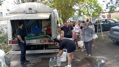 "Крани харчать, води немає". У Кривому Розі через атаку знизився тиск води. Що кажуть у водоканалі та як реагують жителі