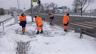 У Києві ускладнений рух транспорту, а вантажівкам заборонили в'їзд У Києві ускладнений рух транспорту, а вантажівкам заборонили в'їзд