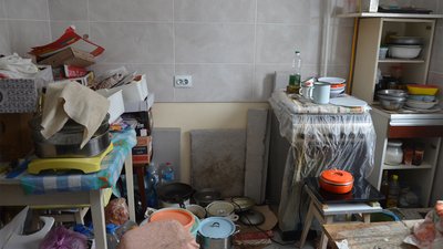 Стіни звели, вікна поставили, далі — за свій кошт: пенсіонери з Чернігова четвертий рік ремонтують житло після обстрілів