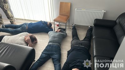 Поліція: в Одесі викрили телефонних шахраїв, які ошукували жителів Чехії Поліція: в Одесі викрили телефонних шахраїв, які ошукували жителів Чехії
