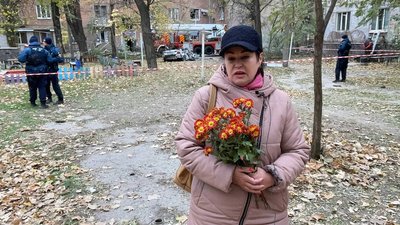 Працюють правоохоронці, люди несуть квіти. Що відбувається на місці ракетного удару у Кривому Розі Працюють правоохоронці, люди несуть квіти. Що відбувається на місці ракетного удару у Кривому Розі