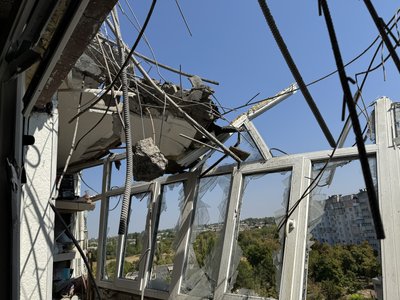 "Був на кухні — як бабахнуло. Вийшов на балкон, а там все побите". Очевидці про чергові обстріли Херсона