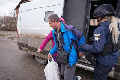 "Дайте мені будинок — я поїду". Як спецпідрозділ поліції вивозить з Краснопілля людей "Дайте мені будинок — я поїду". Як спецпідрозділ поліції вивозить з Краснопілля людей