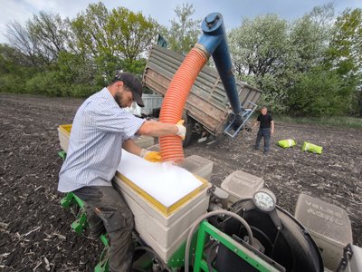 Аграрії працюють на полі на Харківщині Аграрії працюють на полі на Харківщині