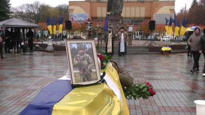"Тільки найкращі спогади про нього": з 29-річним молодшим сержантом Богданом Олешком попрощалися у Рівному "Тільки найкращі спогади про нього": з 29-річним молодшим сержантом Богданом Олешком попрощалися у Рівному