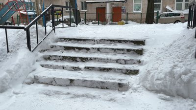 Сходи одного із дворів міста, розчищені від снігу Сходи одного із дворів міста, розчищені від снігу