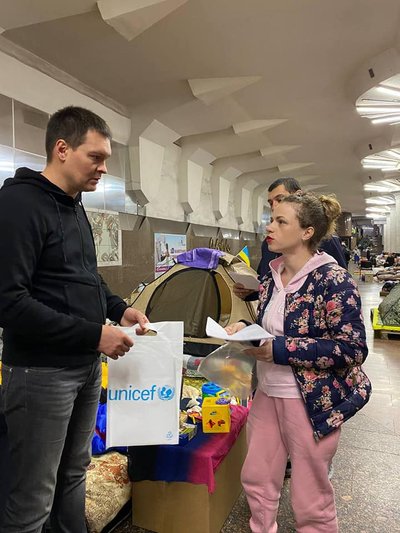 Народний депутат Євген Пивоваров роздає гуманітарну допомогу в метро