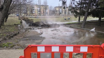 У Кривому Розі через аварію на трубопроводі на шкільному стадіоні утворилось озеро. На ньому оселились качки У Кривому Розі через аварію на трубопроводі на шкільному стадіоні утворилось озеро. На ньому оселились качки