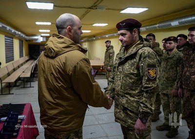 Воїни житомирської 95-ї десантно-штурмової бригади отримали нагороди від полковника Маришева Воїни житомирської 95-ї десантно-штурмової бригади отримали нагороди від полковника Маришева